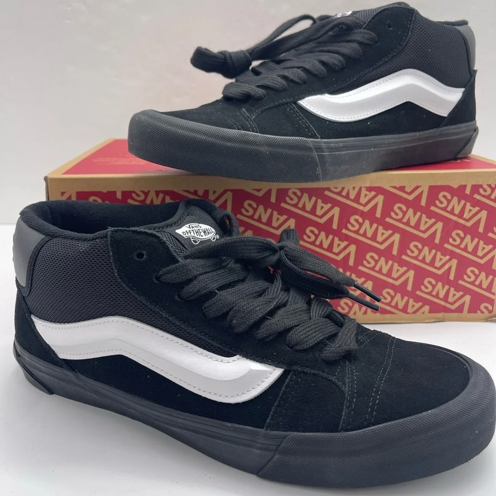 Vans Men’s 11.5 Knu Mid
Black/Black/White
VN000CQ9B8C Sneakers - Picture 13 of 16